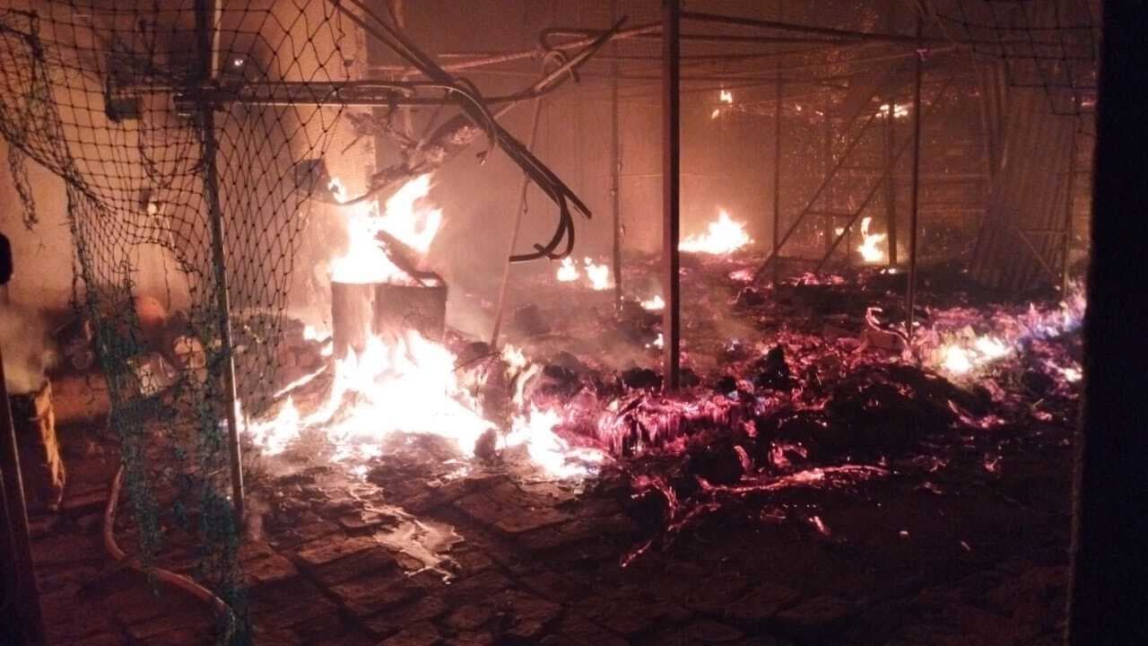 पोल्ट्री फार्म में लगी आग, 500 से अधिक मुर्गे मरे, केयरटेकर की बची जान