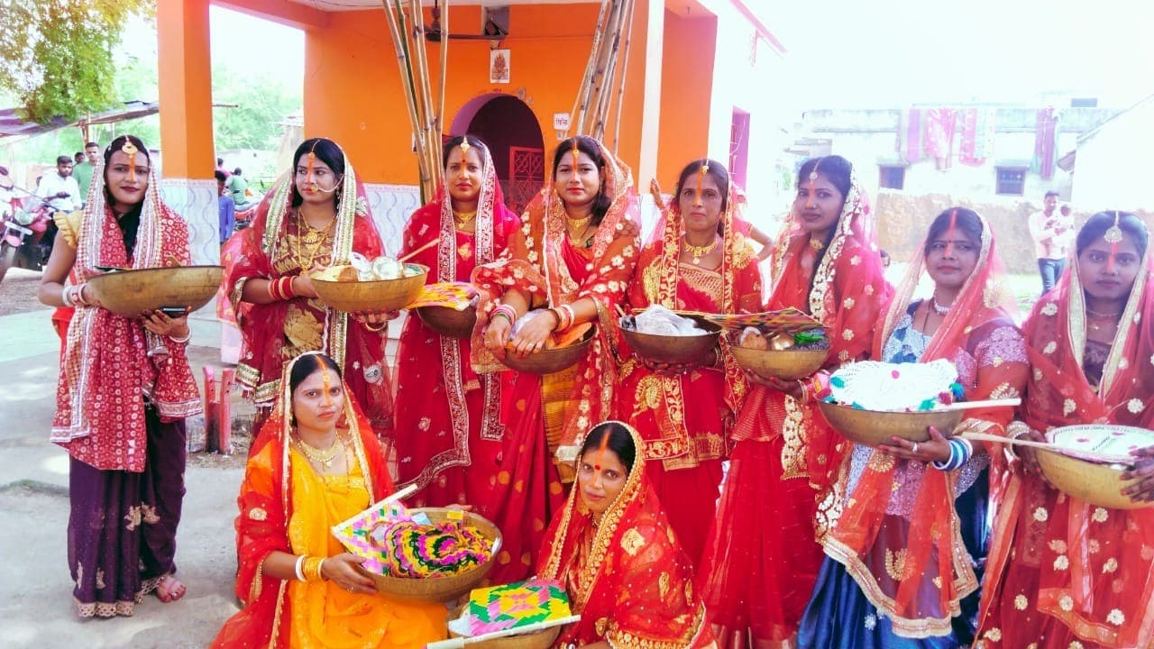 सुहागिनों ने पति की लंबी आयु के लिए की पूजा