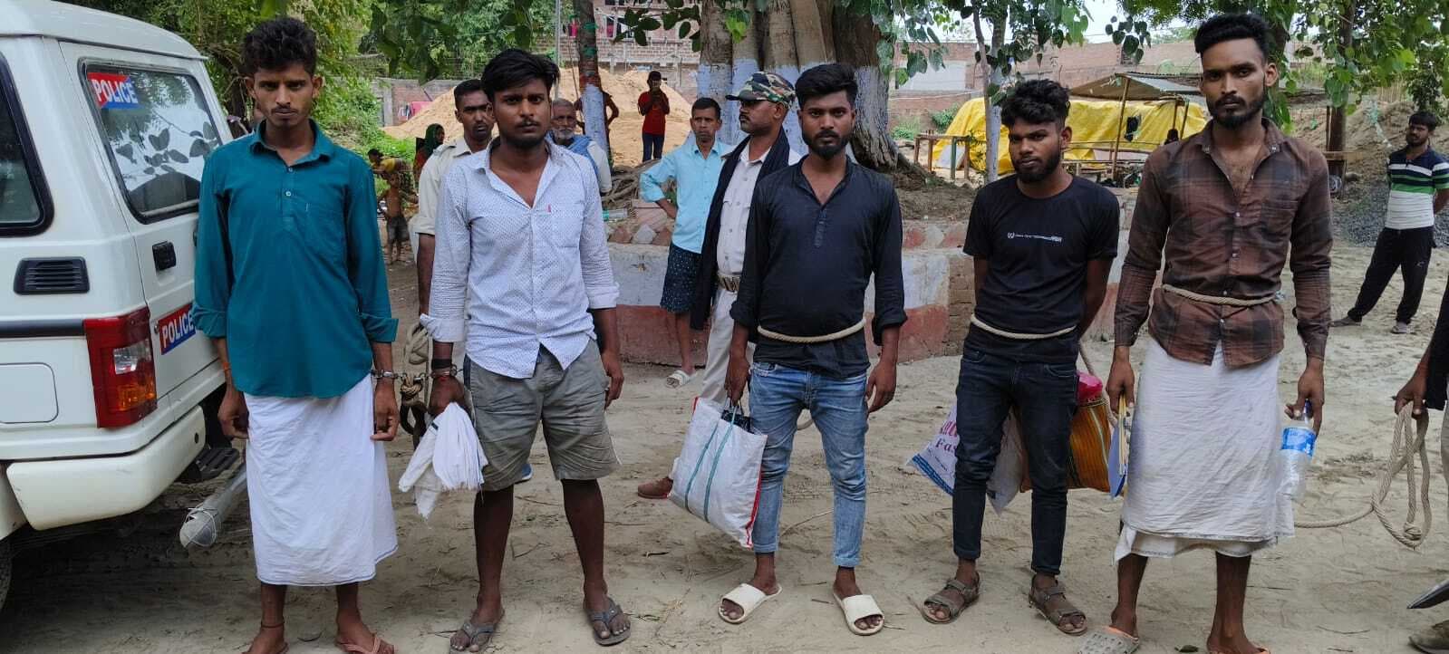 कट्टा के साथ अपराध की योजना बनाते पांच गिरफ्तार, भेजा जेल