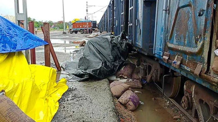बारिश से जयनगर रेलवे रैक प्वाइंट पर रखा अनाज भींगा