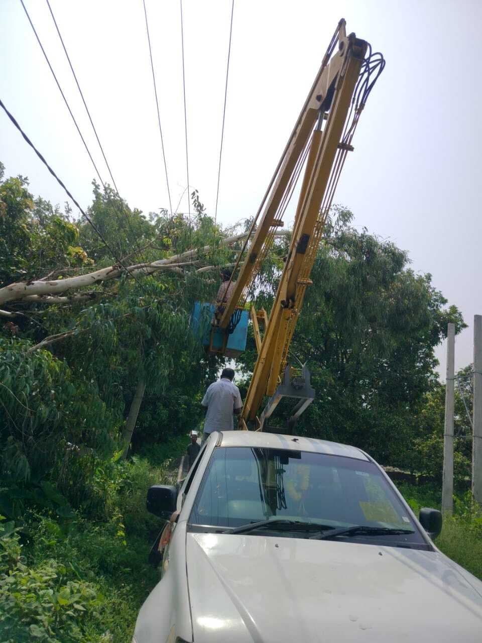 तेज हवा के साथ बारिश होने से 12 घंटे तक बिजली आपूर्ति रही बाधित
