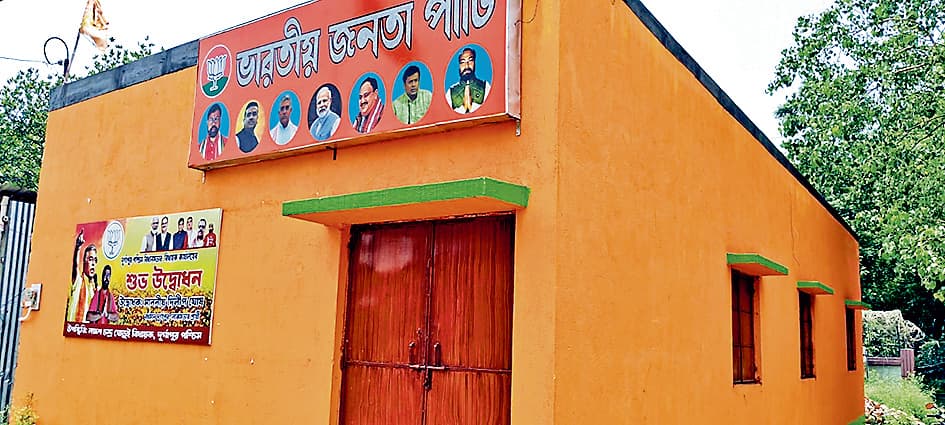 भाजपा विधायक के कार्यालय में तोड़फोड़ व लूटपाट