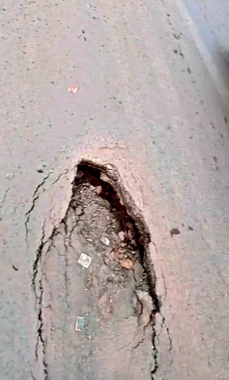 निगम क्षेत्र के बरहमपुर से दारोगा राय चौक के बीच कई जगह सड़क धंसा, रोज हो रही है दुर्घटनाएं