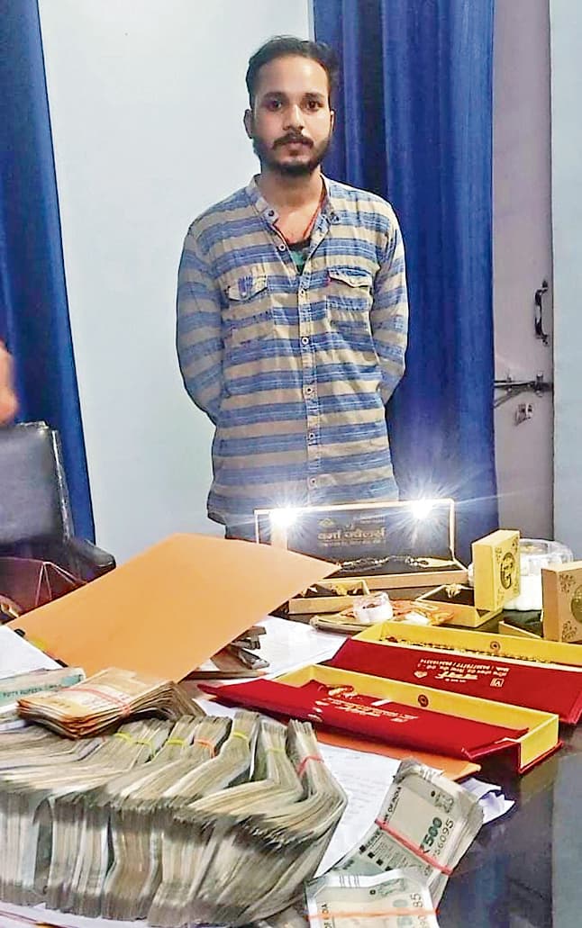 विश्वासपात्र बन ऑटो चालक ने सेवानिवृत्त महिला प्रोफेसर के खाते से उड़ाये 27 लाख