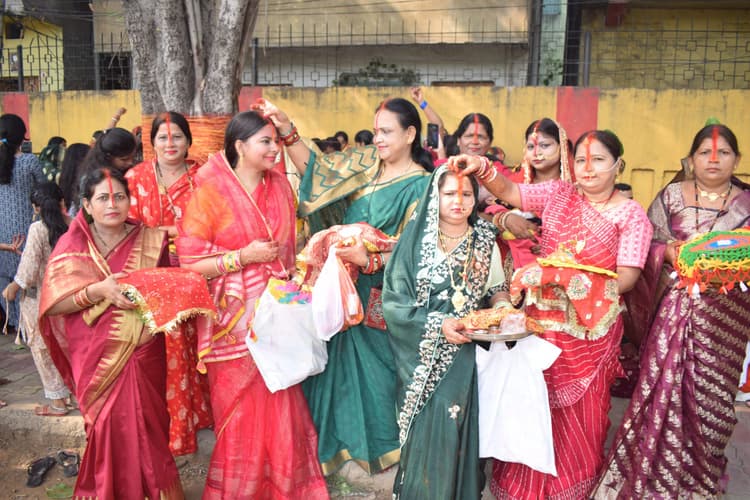 वट वृक्ष की पूजा कर पति की दीर्घायु होने की कामना