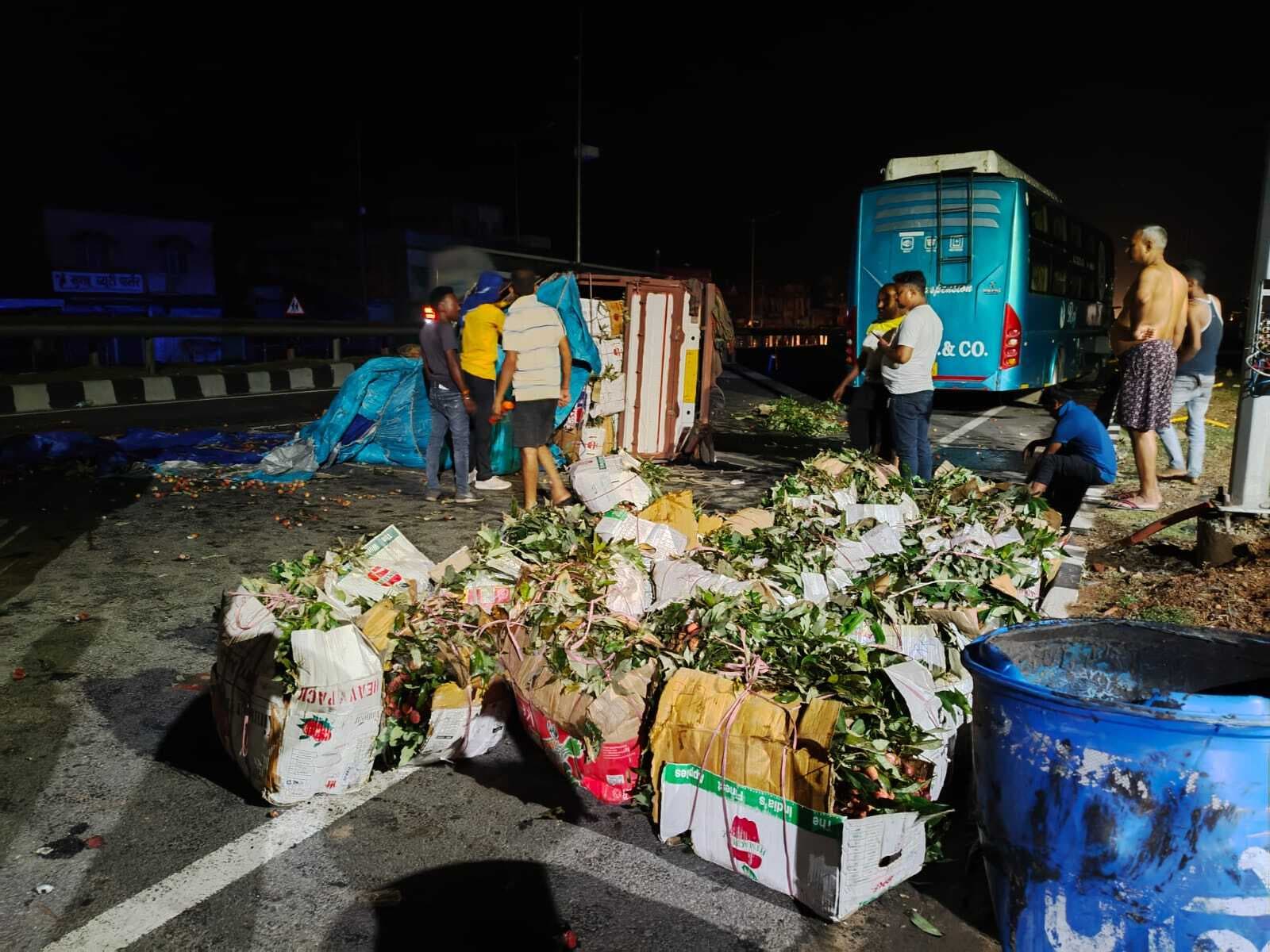 तोपचांची में लीची लदा पिकअप वैन पलटा