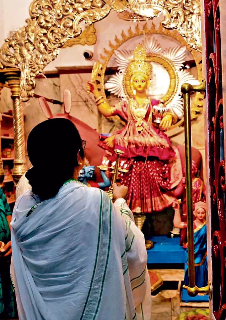 शीतला मंदिर में ममता ने की पूजा