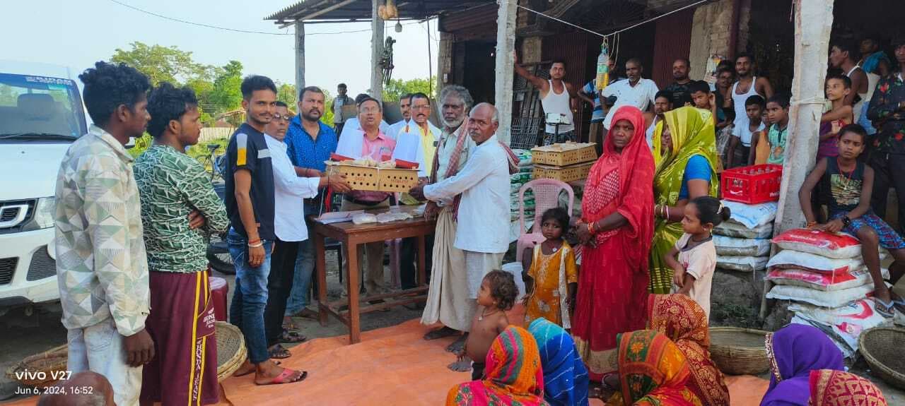 प्रशिक्षण प्राप्त 50 परिवारों को बांटे मुर्गी के चूजा