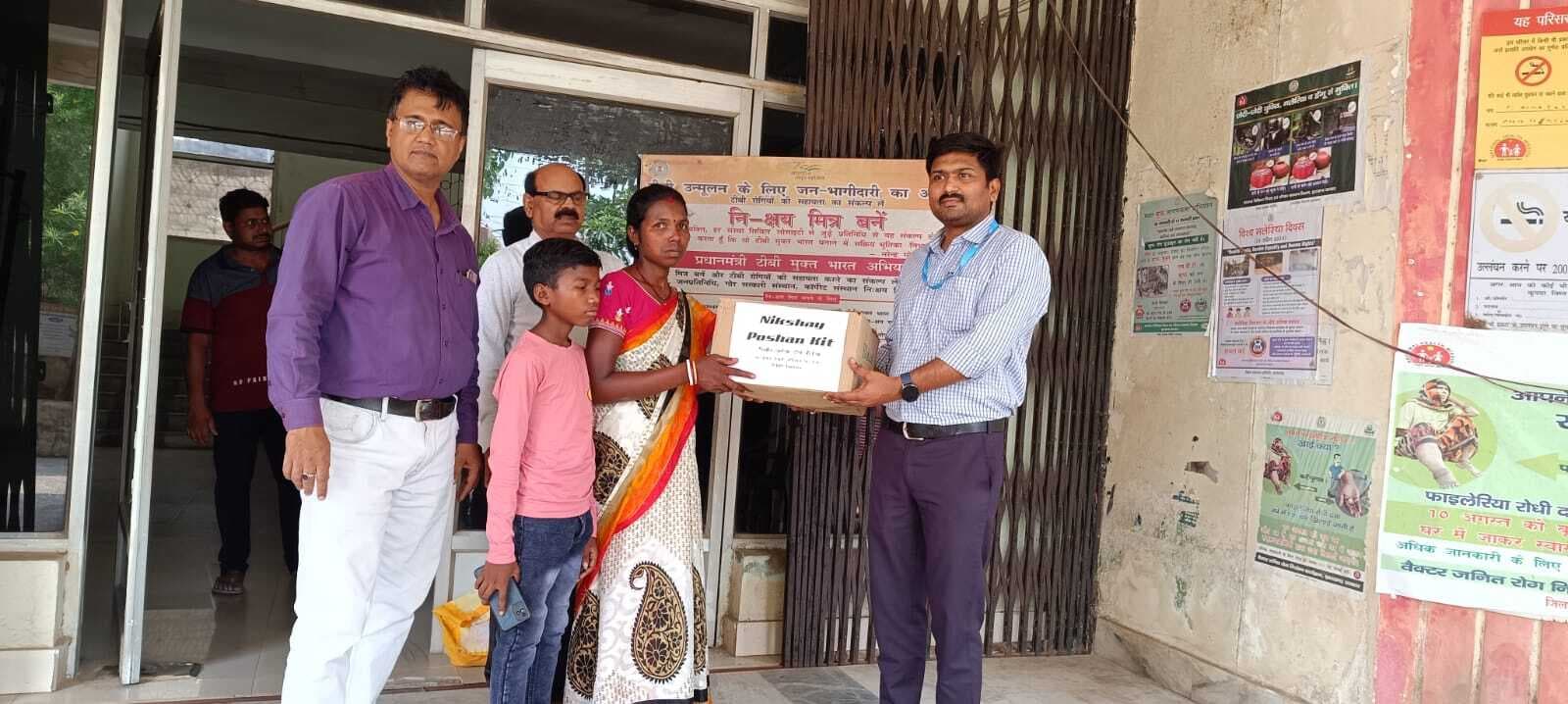 सर्विलांस चिकित्सा पदाधिकारी ने टीबी मरीज को लिया गोद