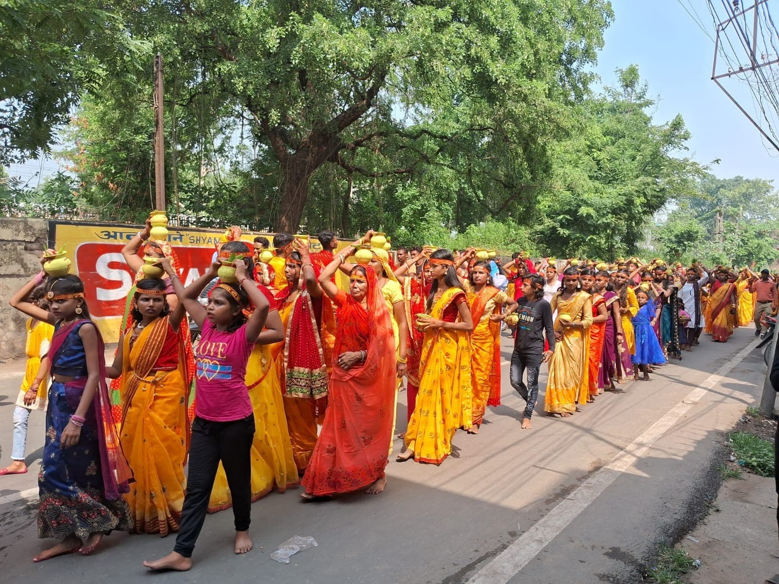 मिहिजाम में कलश यात्रा के साथ ही लक्ष्मी नारायण महायज्ञ शुरू