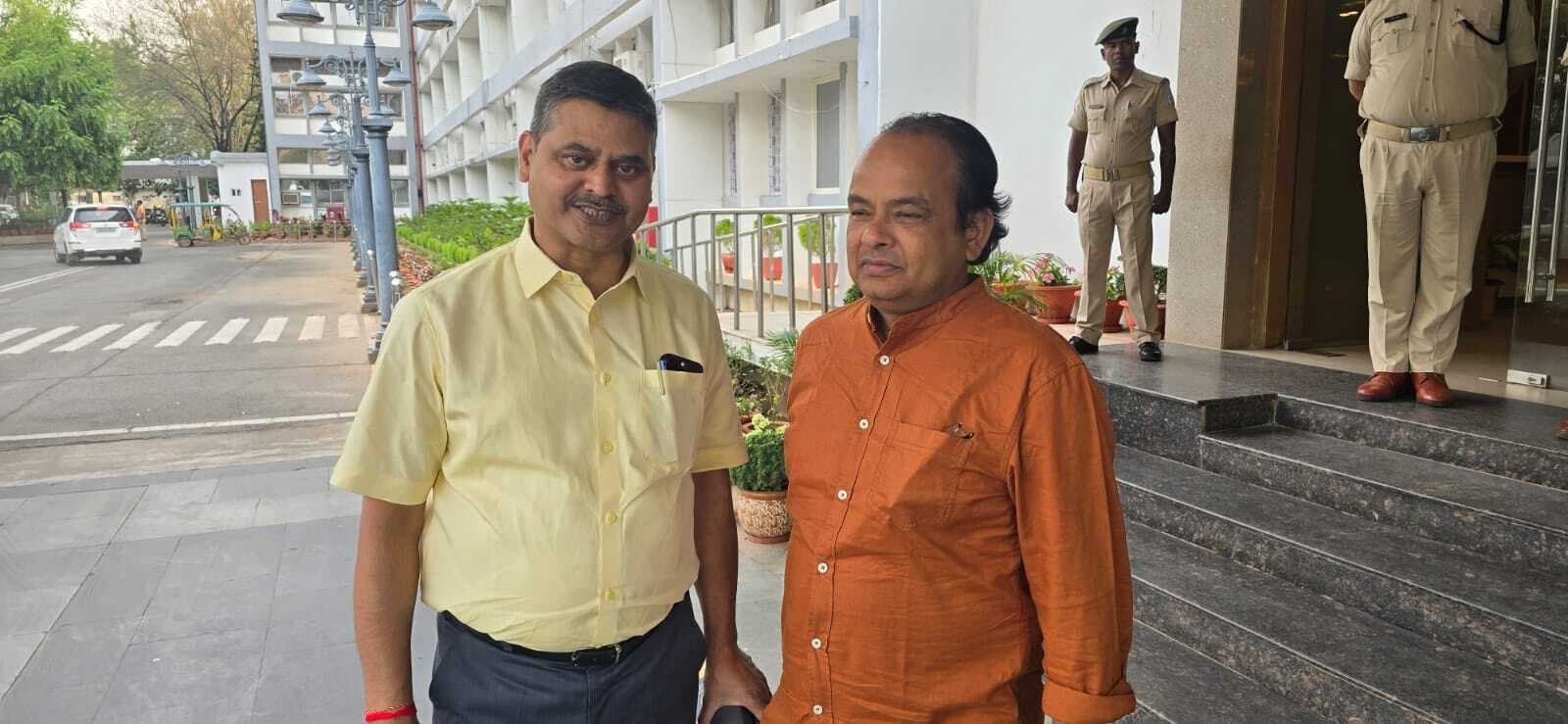 सीएम से मिले विधायक, बिजली व्यवस्था दुरुस्त करने की मांग