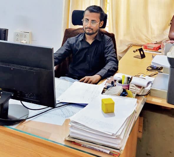 नगर आयुक्त की पिटाई से घायल डाटा ऑपरेटर 11 दिन बाद लौटा कार्य पर