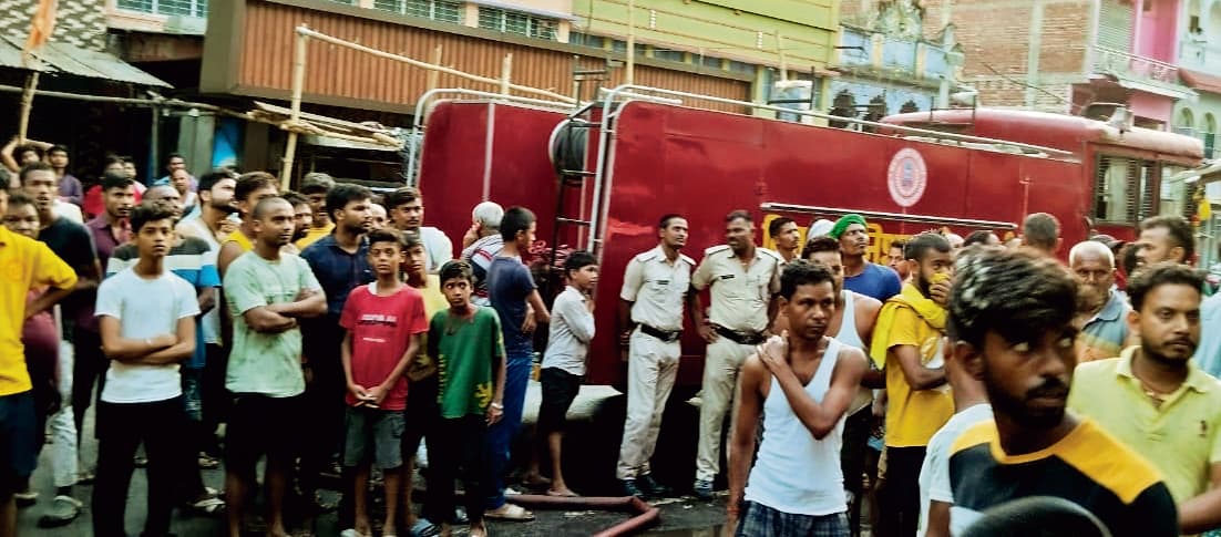 Jamui News : साड़ी दुकान में लगी आग, एक करोड़ की संपत्ति का नुकसन, व्यवसायियों में मची रही अफरातफरी