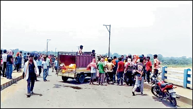 डिशरगढ़ नेताजी सेतु पर घंटों किया चक्काजाम, पुरुलिया व पश्चिम बर्दवान में ठप रही आवाजाही