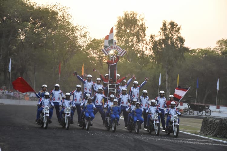 जमीं से आसमां तक सैन्य अधिकारियों ने दिखाये युद्ध कौशल