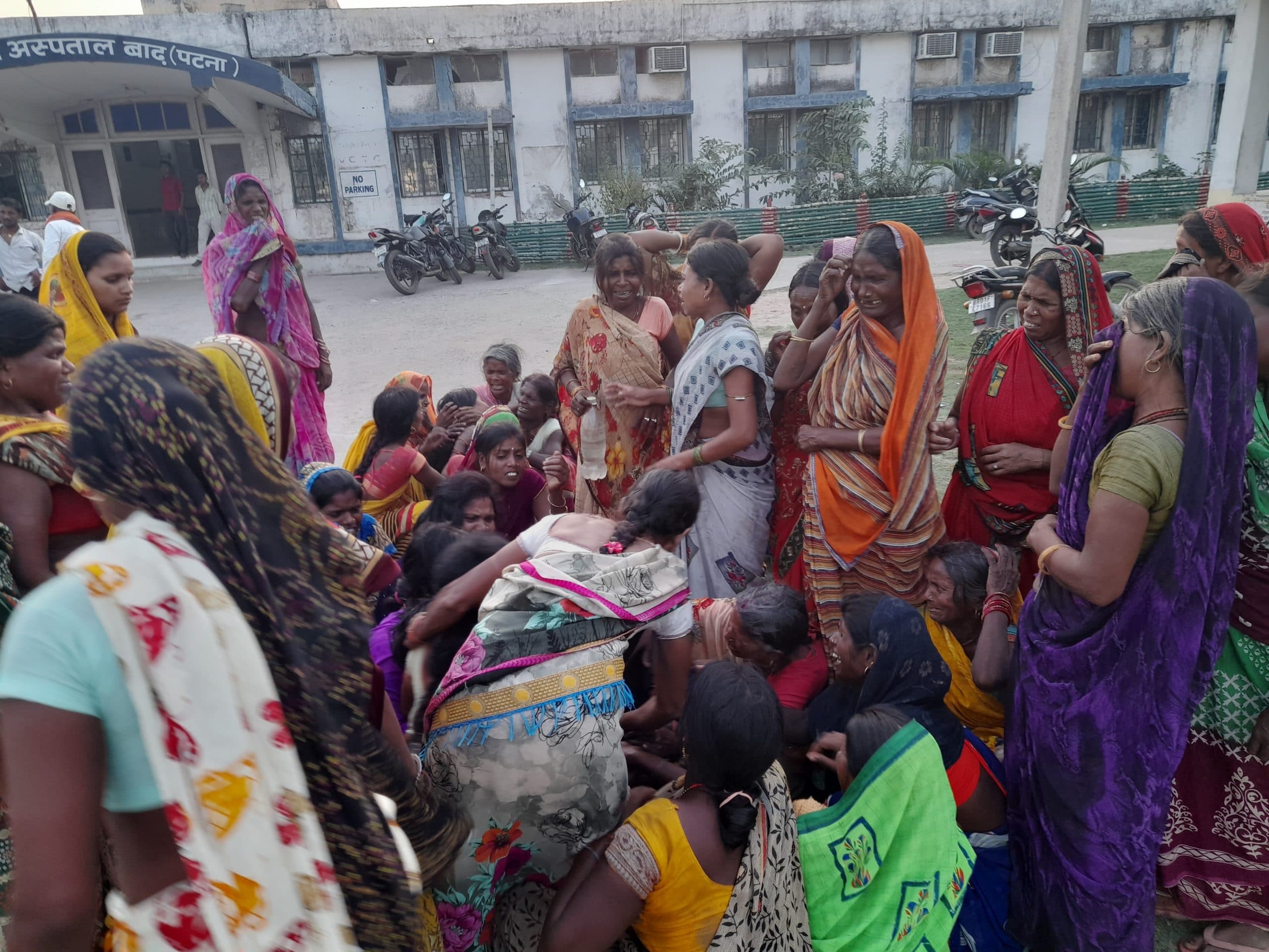 बाढ़. दो बाइक की आमने सामने की टक्कर में दो की मौत, तीन घायल