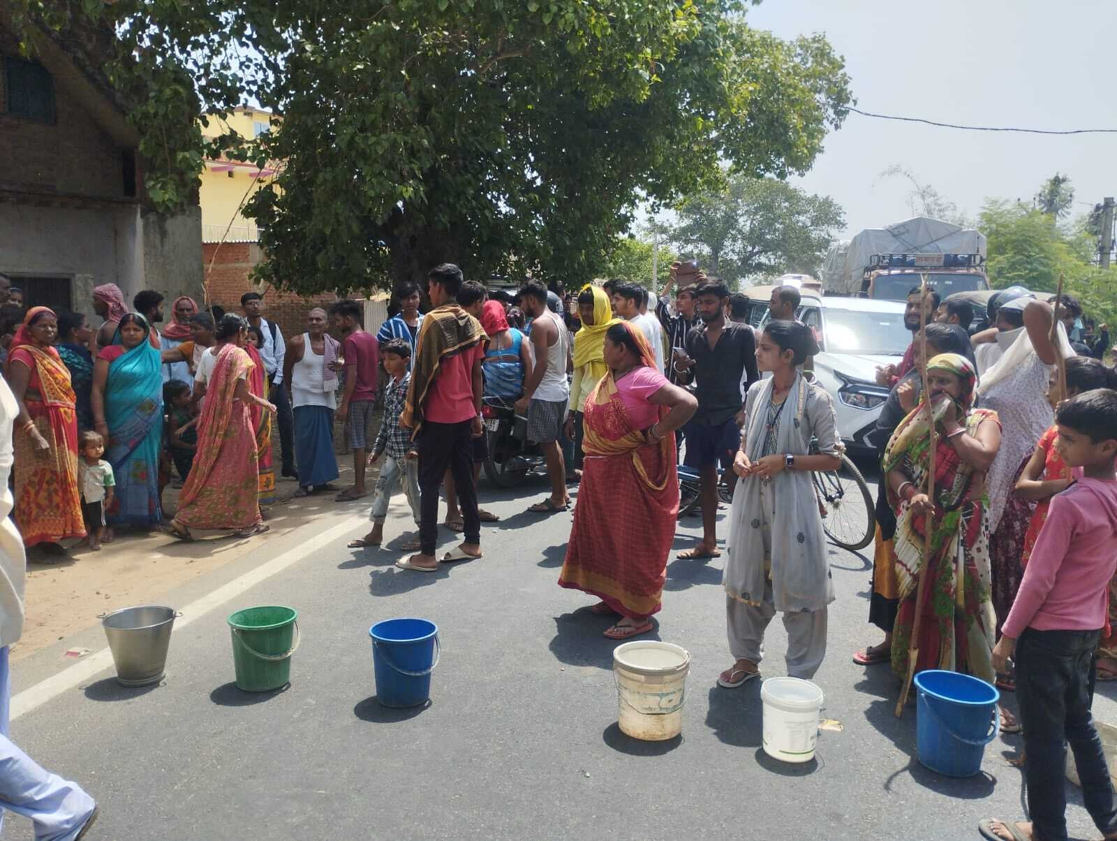 पालीगंज में पानी की मांग को लेकर किया सड़क जाम