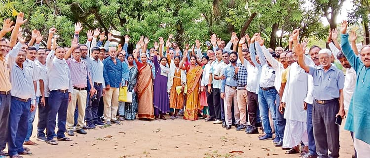 इंटर कॉलेजों में नामांकन के लिए सीट घटाने का किया विरोध