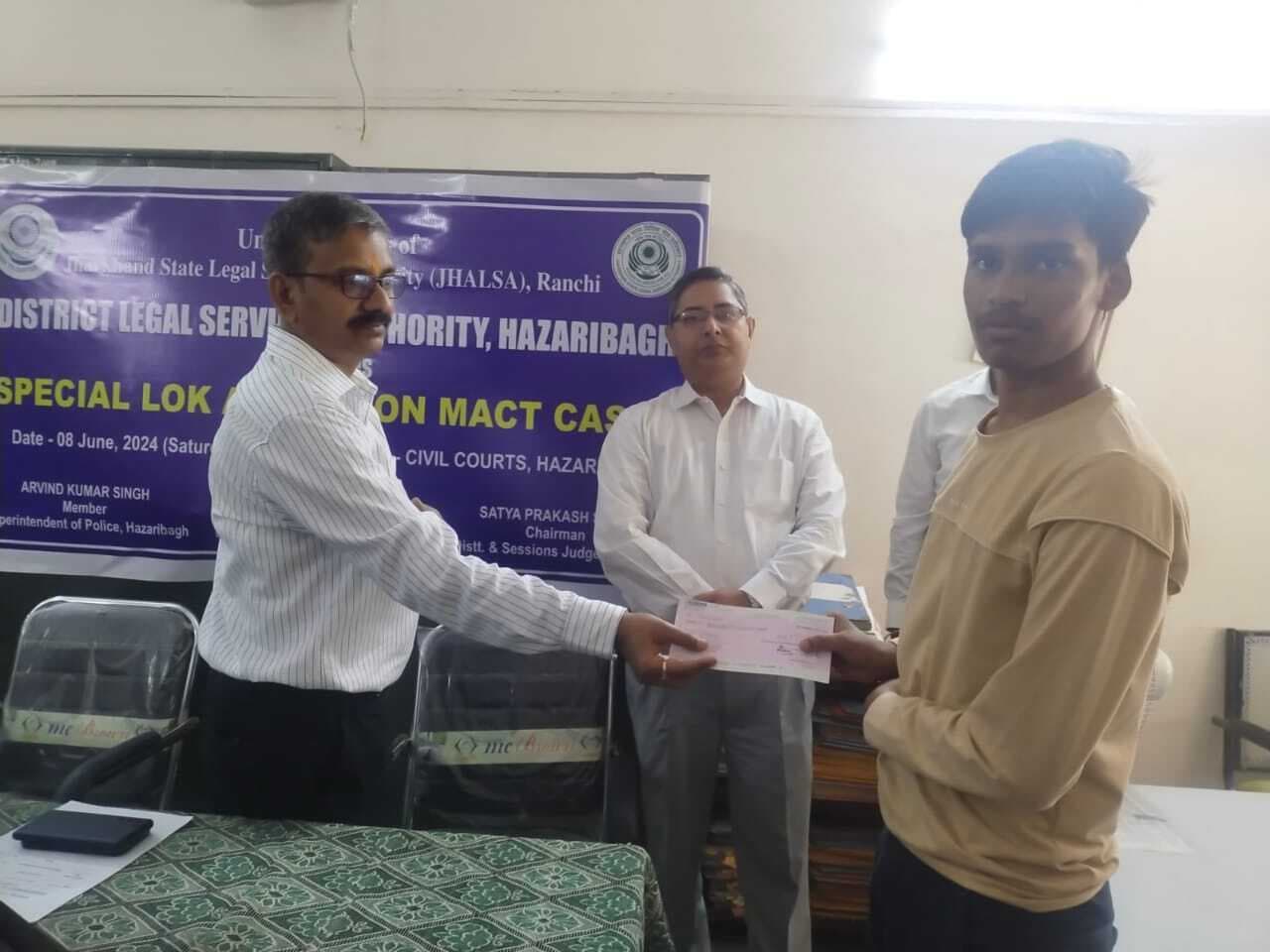 विशेष लोक अदालत में सलटाये गये 17 मामले