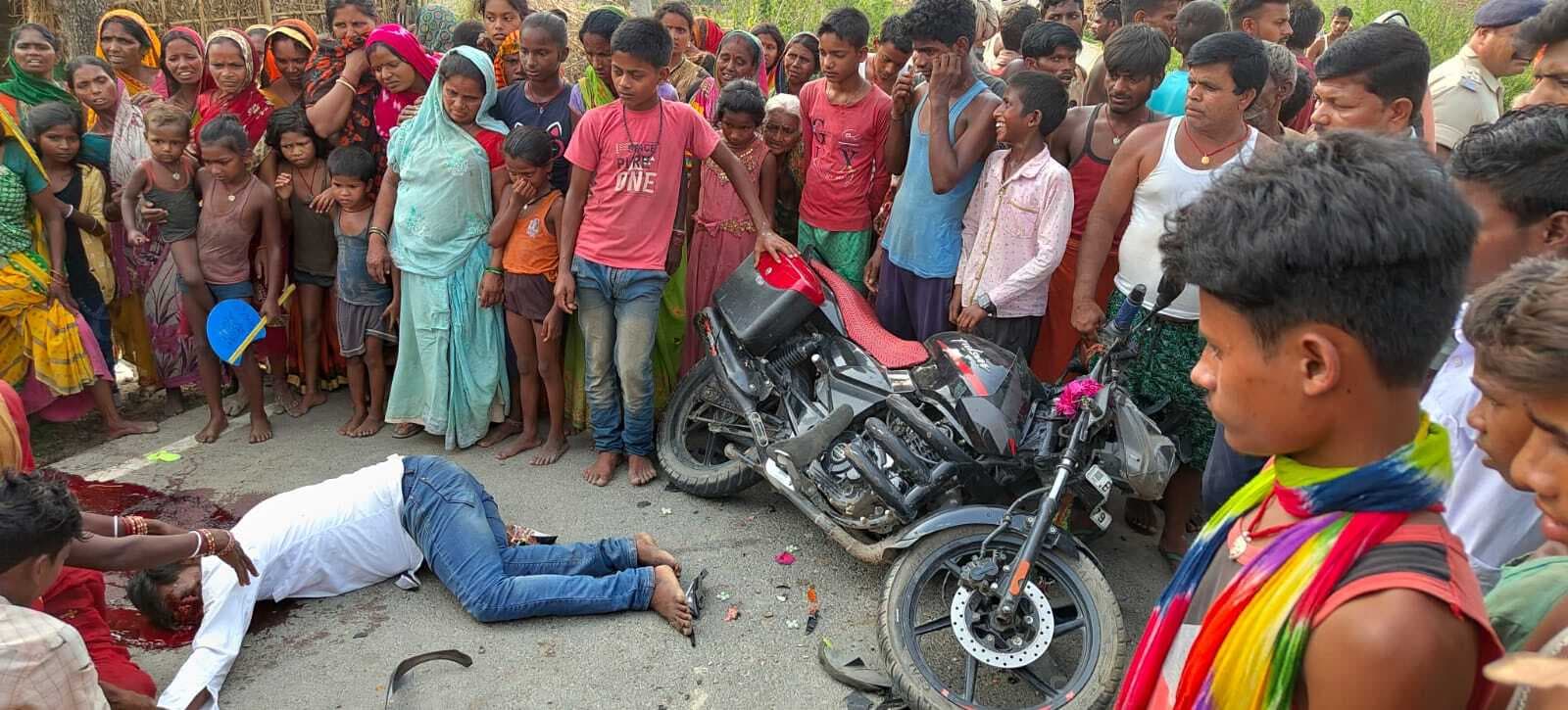 सड़क हादसे में बाइक सवार की मौत, अन्य दो घायल