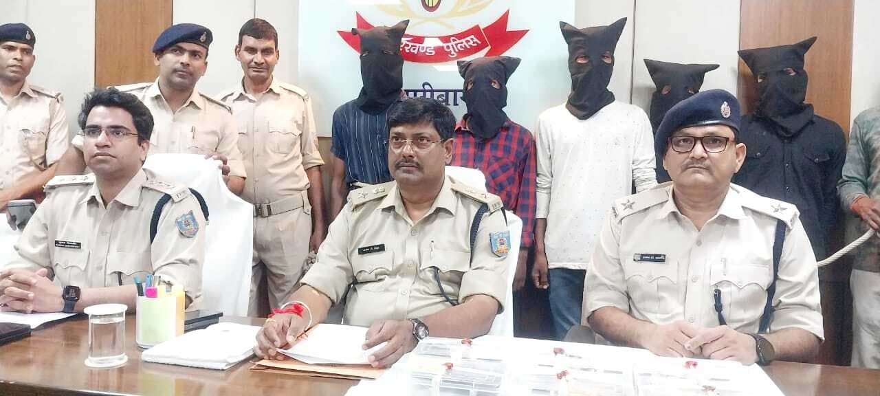 खुलासा, लूट के गहने और हथियार के साथ पांच लुटेरे गिरफ्तार