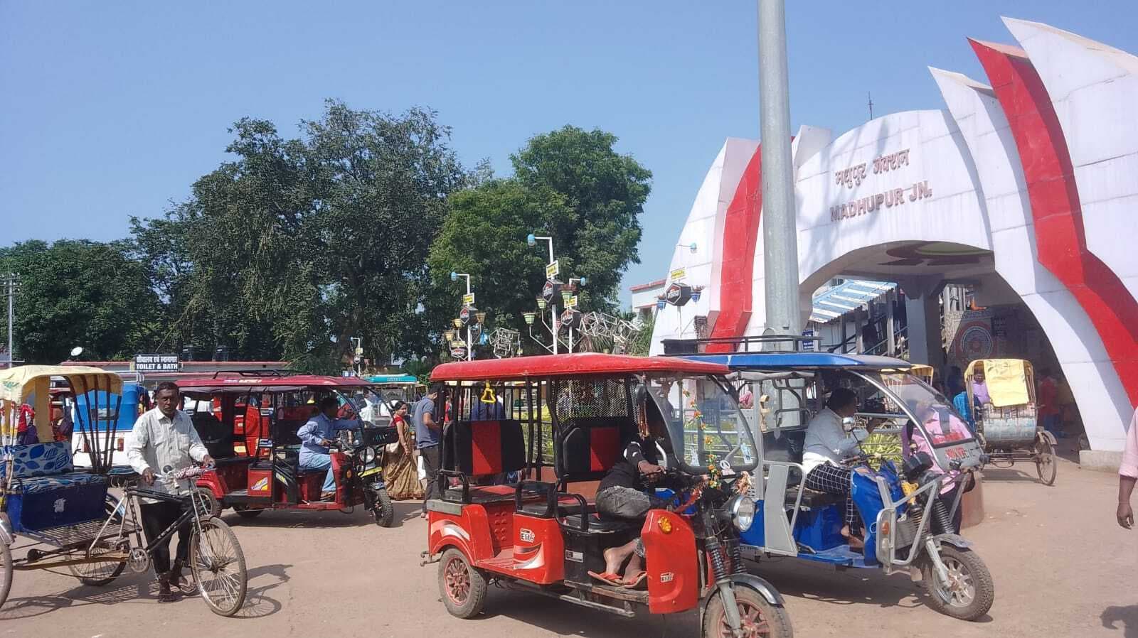 स्टेशन के निकट सड़क में ऑटो व टोटो के अवैध पड़ाव से राहगीर होते है परेशान