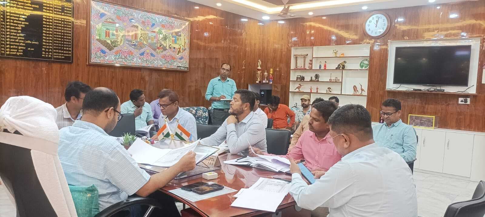 मुख्यमंत्री आवास योजना कार्य में शिथिलता बरतने वाले कर्मियों के खिलाफ होगी कार्रवाई- डीडीसी