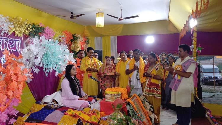 श्रीमद्भागवत कथा सुनकर भावविभोर हुए श्रोता