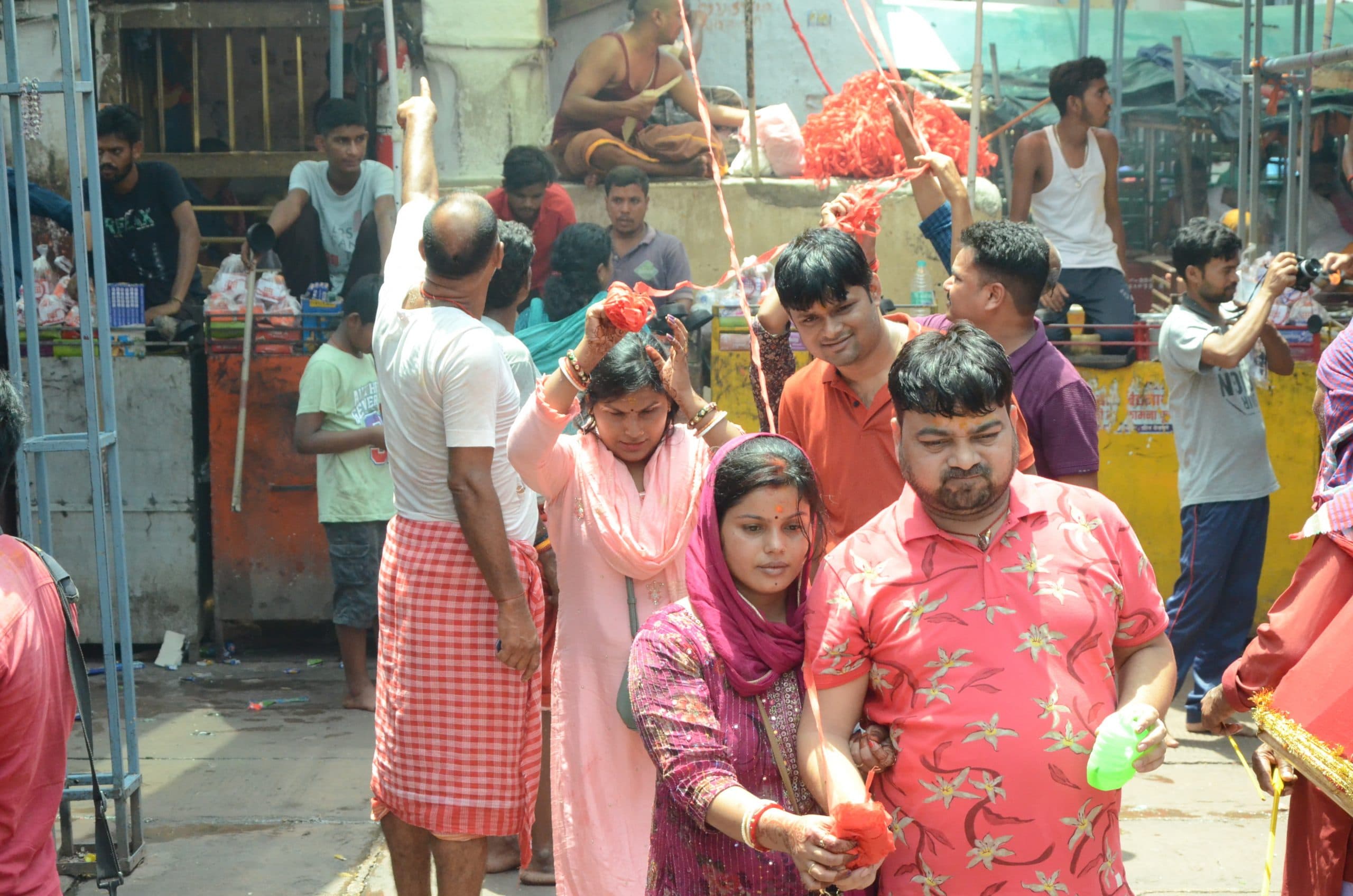 बाबा मंदिर में उमड़े भक्त, भीड़ नियंत्रण में छूटे पसीने