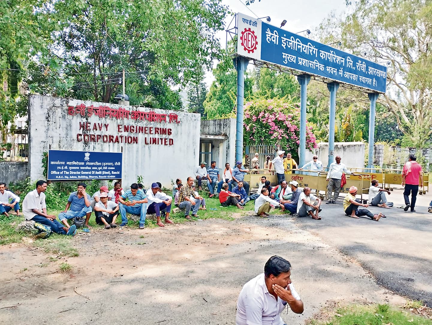 प्लांटों में प्रवेश देने की मांग को लेकर एचइसी के सप्लाई कर्मियों ने किया प्रदर्शन