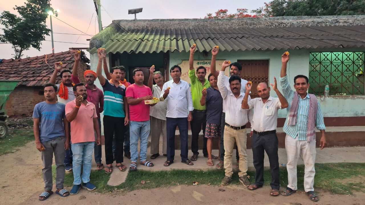 भाजपा कार्यकर्ताओं ने नरेंद्र मोदी के तीसरी बार पीएम बनने पर मनाया जश्न