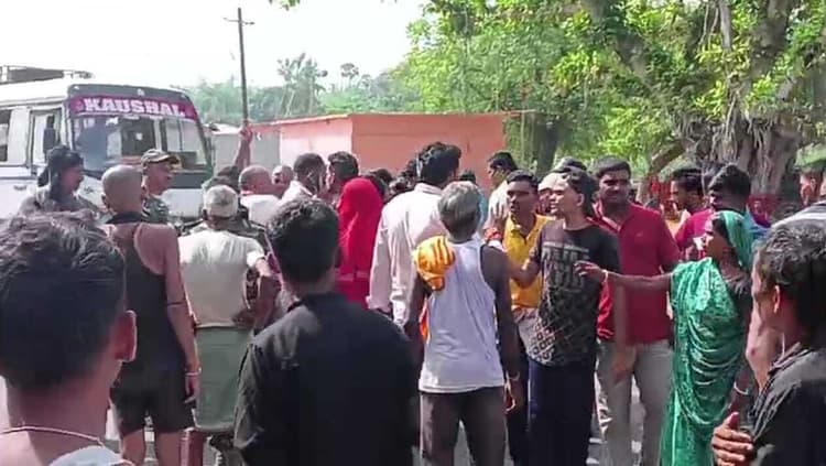 सड़क दुर्घटना में घायल की मौत, मुआवजे की मांग को लेकर किया सड़क जाम