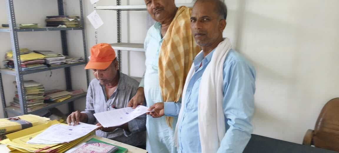 मंदिर की जमीन को अतिक्रमणमुक्त कराने को ले डीएम को दिया आवेदन