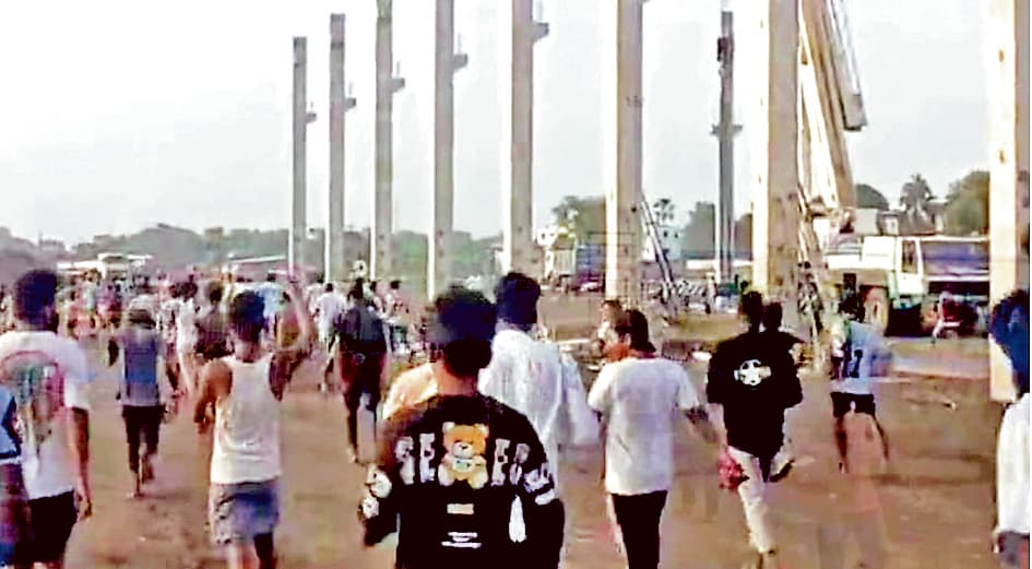 रेशमी मेटालिक्स फैक्टरी का परिसर बढ़ाने के खिलाफ प्रदर्शन