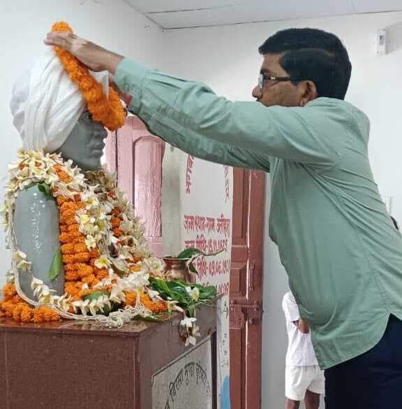 उलिहातू डीडीसी ने बिरसा मुंडा को दी श्रद्धांजलि