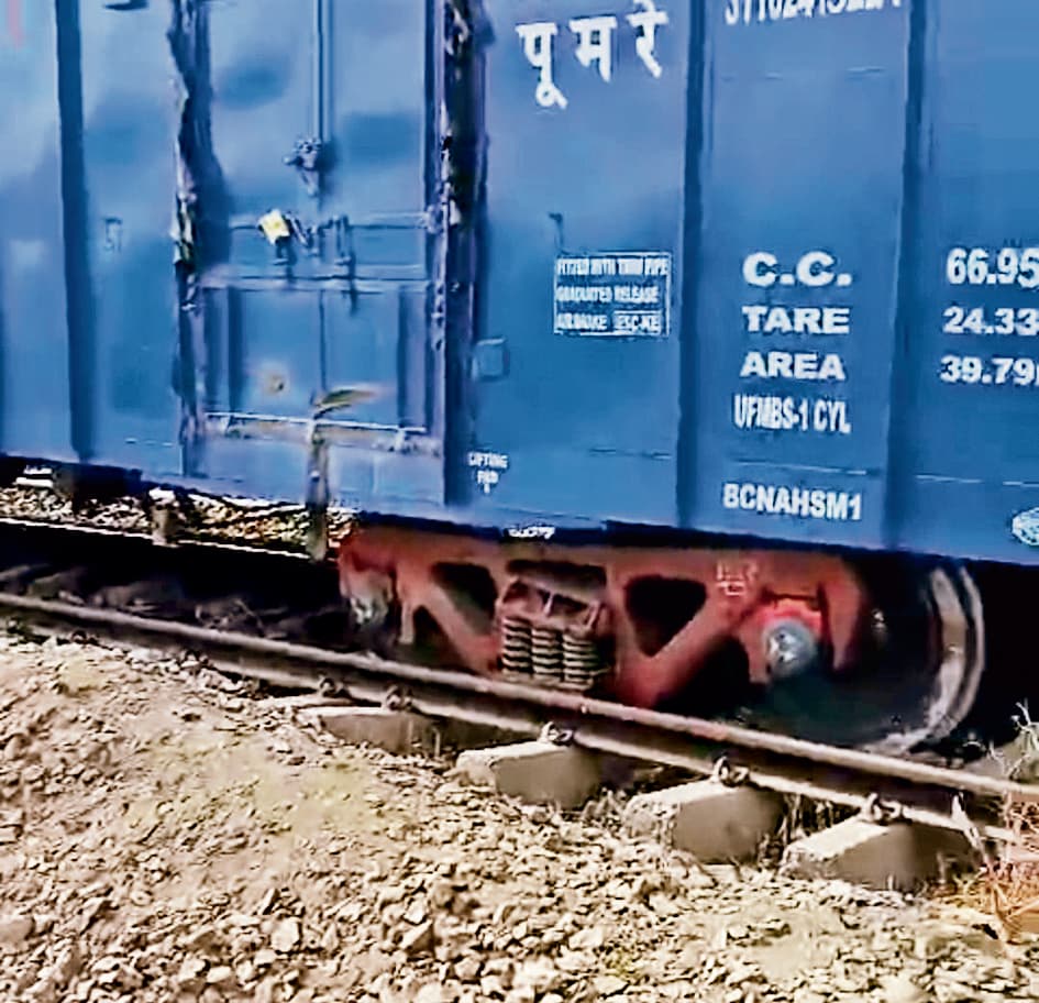 मालगाड़ी डिरेल होने से ट्रेनों का परिचालन रहा बाधित