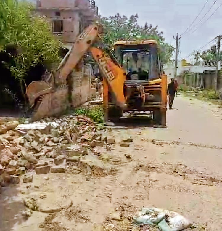 मासूमगंज मुहल्ले में चला नगर निगम का बुलडोजर, 25 से अधिक मकान व दुकान ध्वस्त