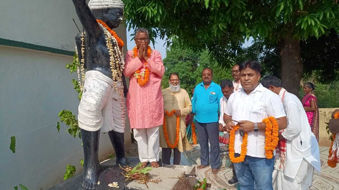 बिरसा मुंडा को सांसद व विधायक ने दी श्रद्धांजलि