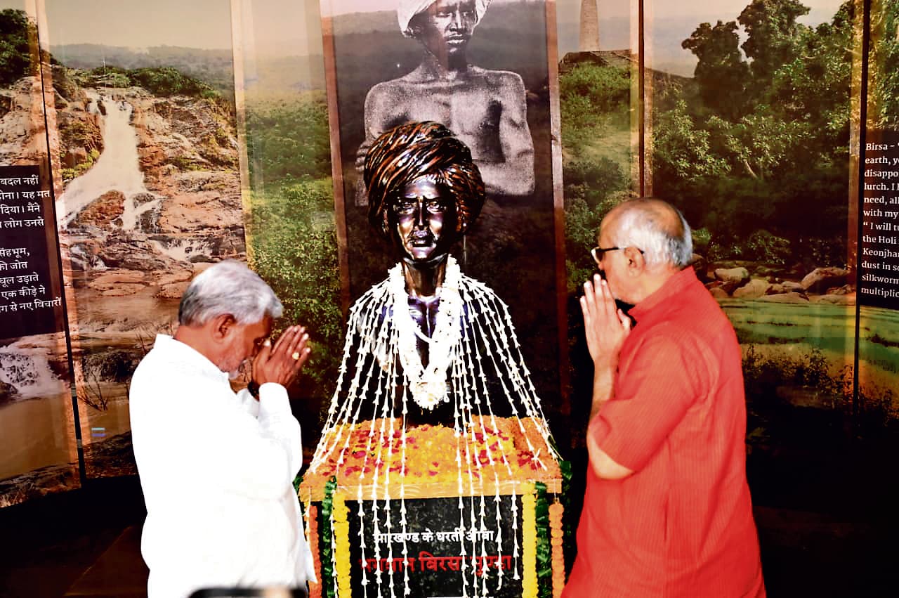 राज्यपाल और मुख्यमंत्री ने दी धरती आबा को श्रद्धांजलि