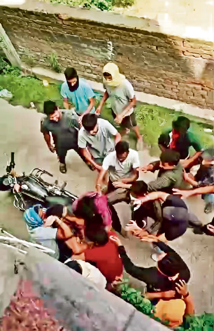 बहन से छेड़खानी का विरोध किया, तो मनचले ने घर में घुस कर युवक को पीटा