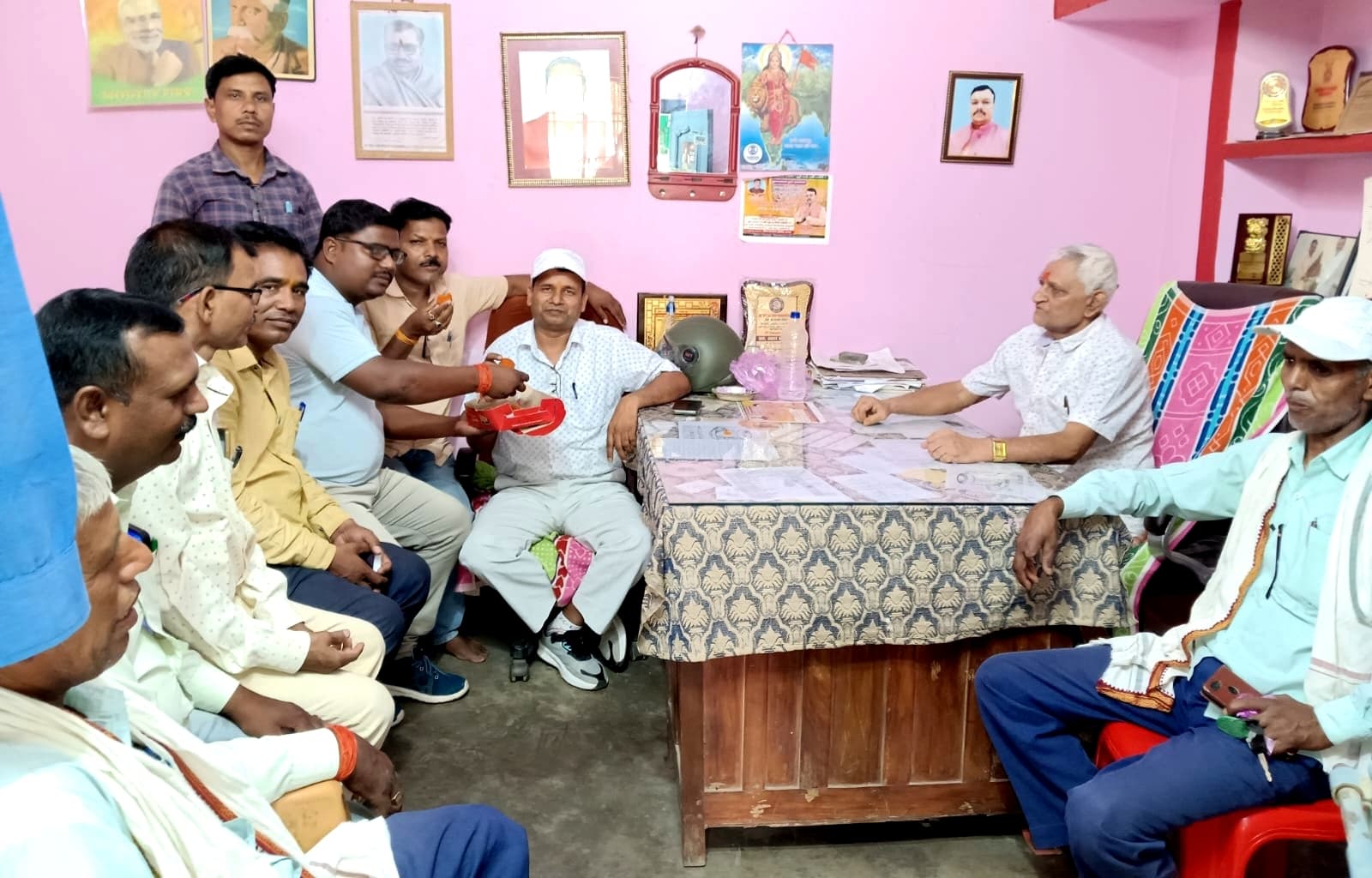 कोडरमा सांसद को कैबिनेट मंत्री बनाए जाने पर बांटी मिठाइयां