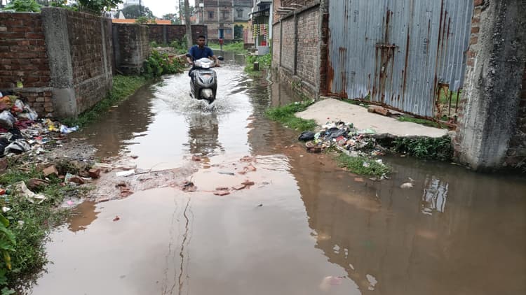 पानी की निकासी नहीं होने से सड़क पर जलजमाव, मुहल्लेवासी परेशान