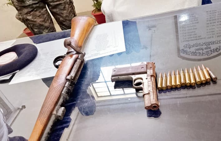 Lakhisarai News : बोरे में बंद कर झाड़ी में छिपा कर रखे थे हथियार, जब्त