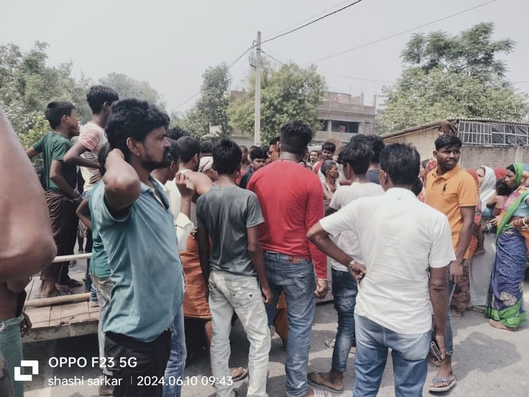 भूमि विवाद को लेकर चकलालशाही चौक को किया जाम