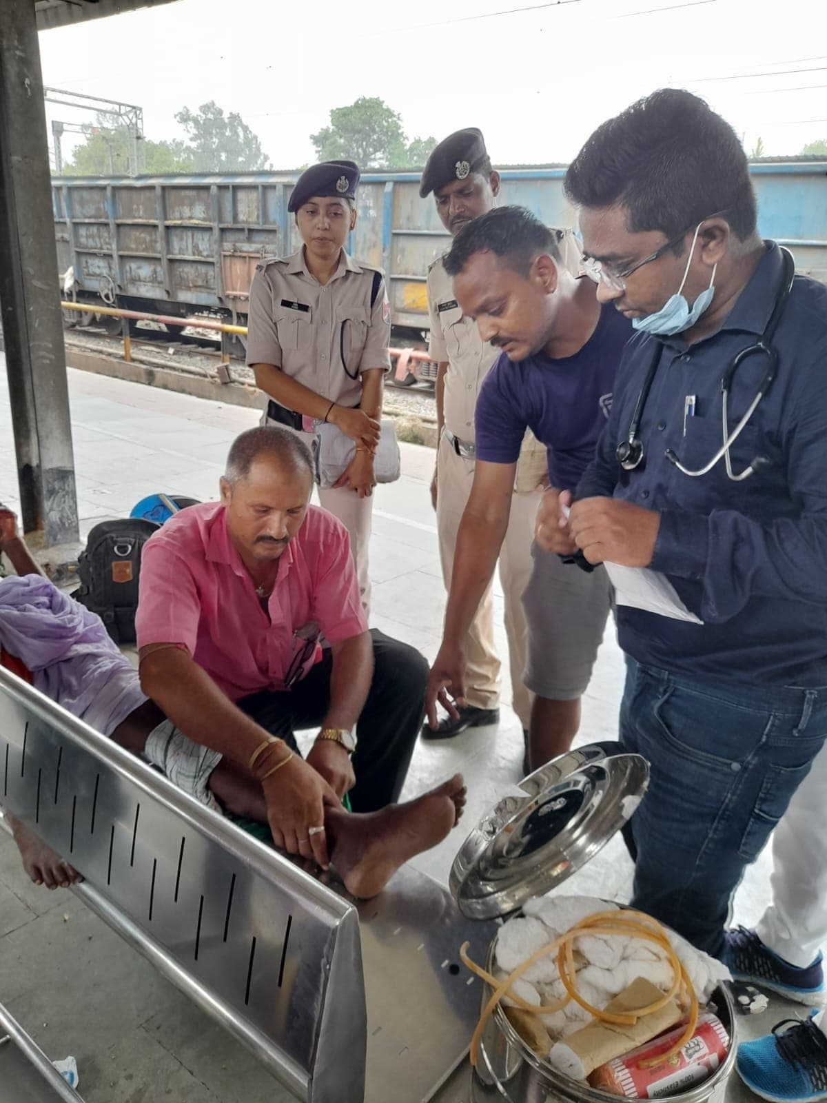 ट्रेन में चढ़ने के दौरान जख्मी हुआ यात्री