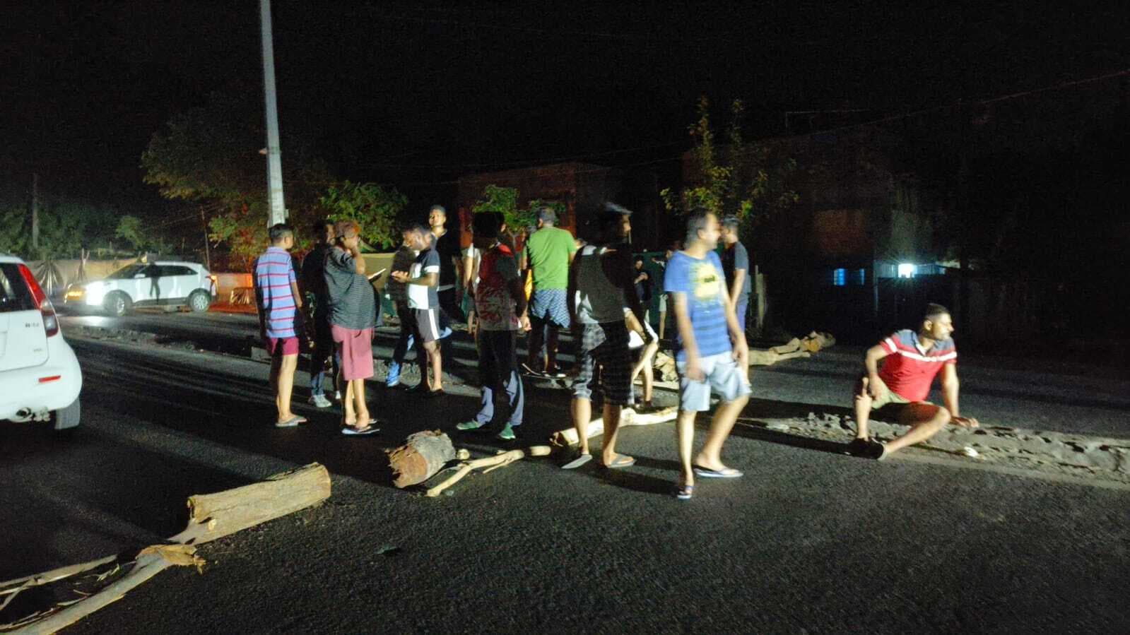 बिजली के लिए हीरापुर सबस्टेशन में हंगामा, सड़क जाम