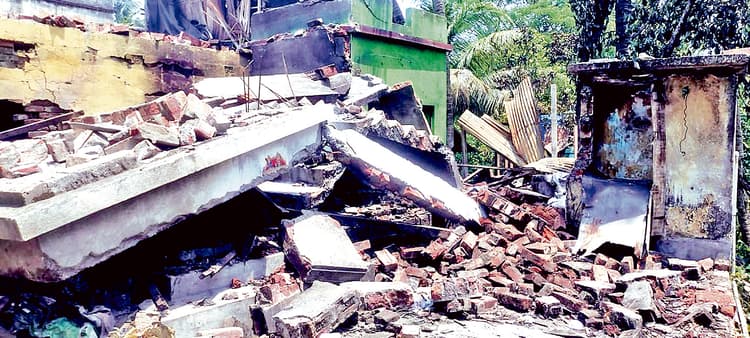 पूर्व मेदिनीपुर के कोलाघाट में अवैध पटाखा फैक्टरी में विस्फोट, एक व्यक्ति घायल, पांच घर हुए क्षतिग्रस्त