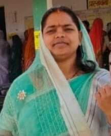 गांव में घूमकर शिक्षा का महत्व बताती हैं मुखिया