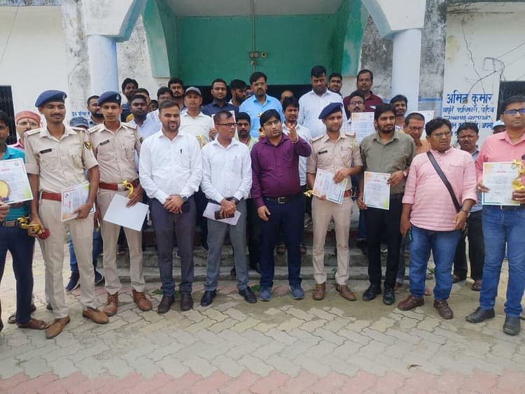 लोक सभा चुनाव शांतिपूर्वक संपन्न कराने में सराहनीय योगदान देने वाले थानाध्यक्ष, पत्रकार व कर्मियों को किया सम्मानित