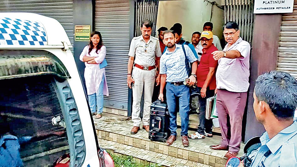 ज्वेलरी शोरूम में हुई डकैती के तीसरे दिन जांच के लिए फॉरेंसिक एवं सीआइडी की टीमें पहुंचीं